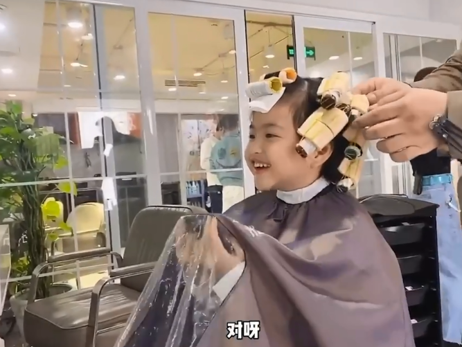 包貝爾女兒“開掛式”長大，5歲燙了一頭羊毛卷，精緻似洋娃娃