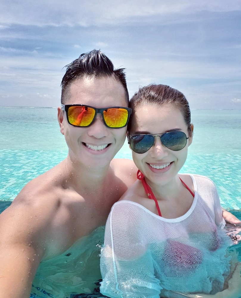 胡杏兒素顏與老公挽手逛超市購物，兩人有說有笑，夫妻感情和睦