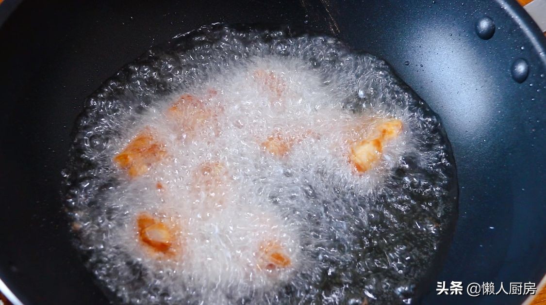 鸡翅不用加水，放入砂锅焗，淋上一点白酒去腥增香