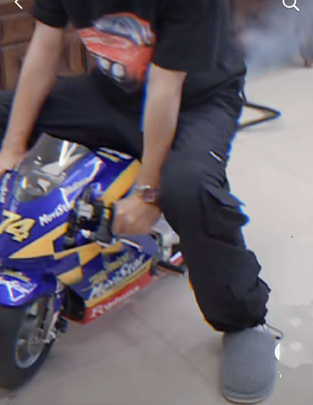 王一博带娃骑摩托车，穿拖鞋好居家，因太热脱