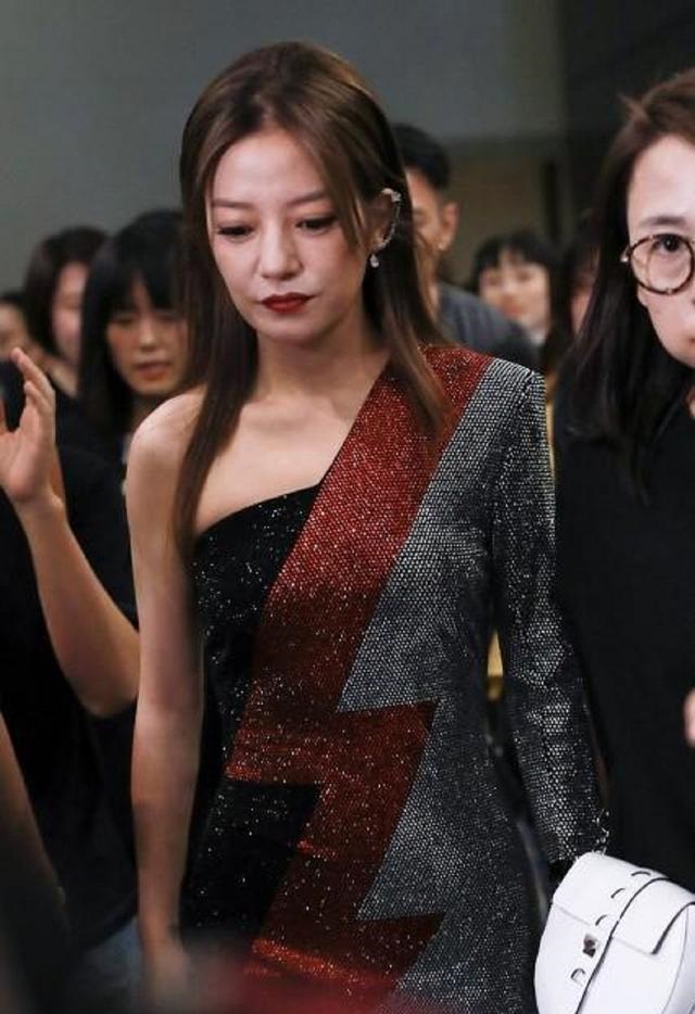 赵薇被封杀，曾穿外国军旗装，与阿里第一大股东的关系是什么？