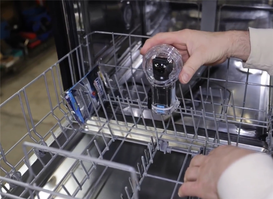 How does the dishwasher clean the dishes?After the old man put the