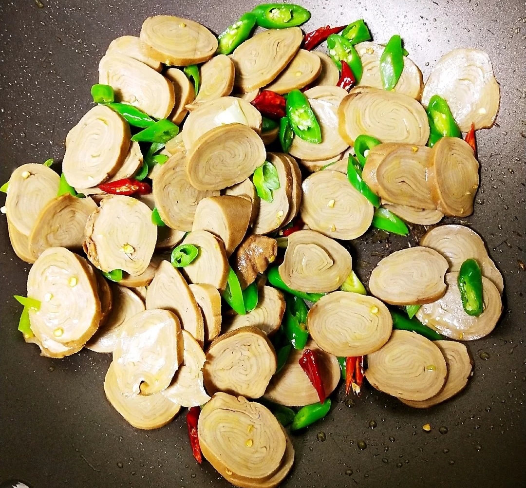 Gourmet home cooking recommendations: Stir-fried tofu with celery and mushrooms, fresh and tender green beans, chili melanin chicken