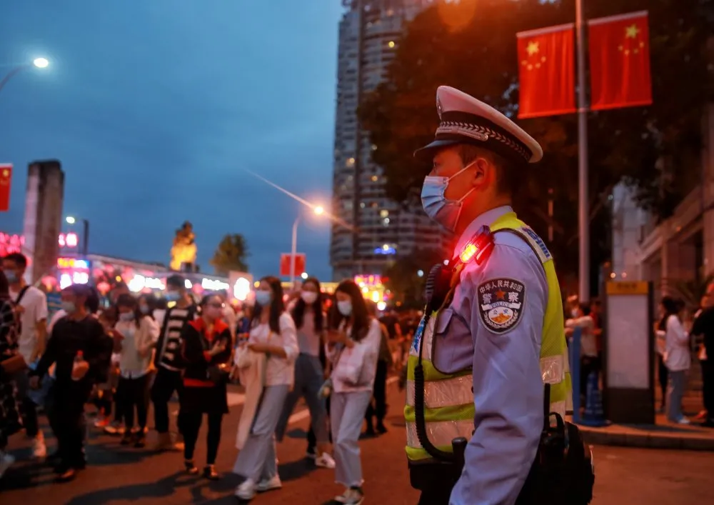 重庆|节日我在岗丨渝中交巡警坚守岗位，保畅通、护平安！