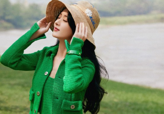 和丽颖离婚一个多月，冯绍峰首次公开亮相，却