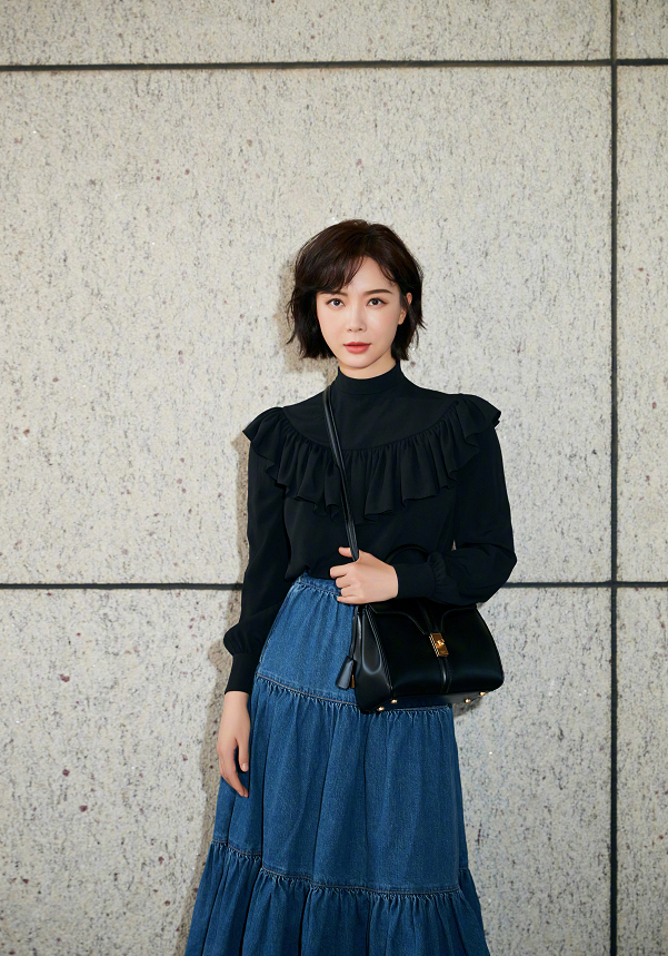 陈数被这条裤子害惨了，侧身时小肚子太凸，勒