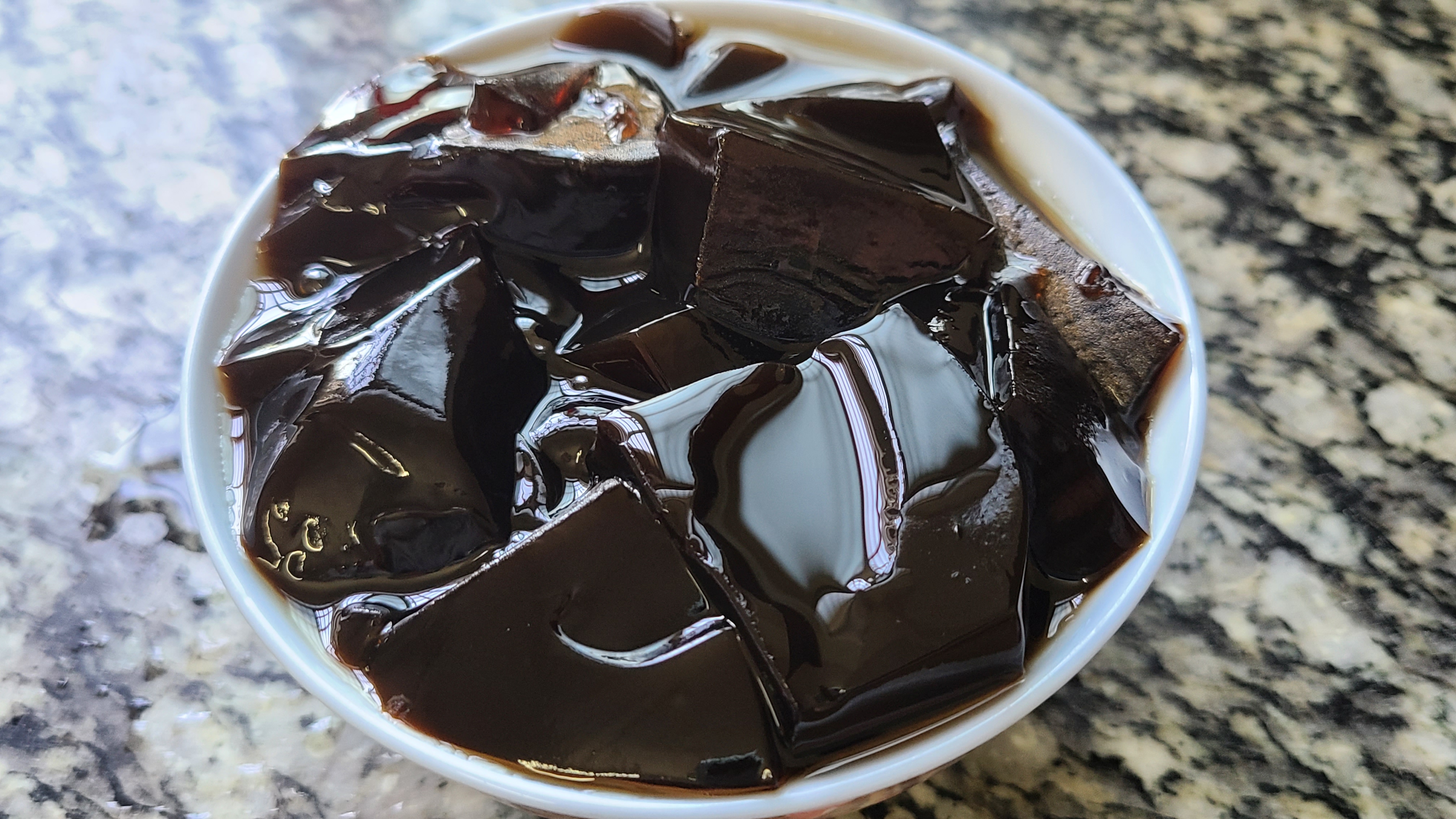 黑凉粉，是广东人夏天必吃的一道小吃，冰凉好喝，做法简单