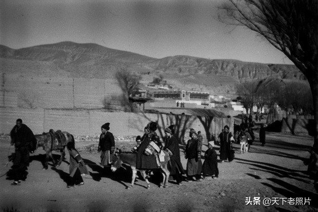 1934年青海互助县老照片，青春美丽喜欢骑毛驴的土族女子