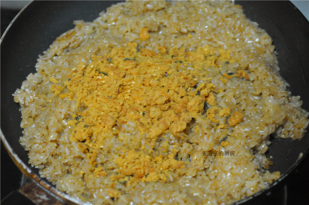 做烧卖时，只懂炒糯米饭可不行，多加1样食材，起沙味香浓