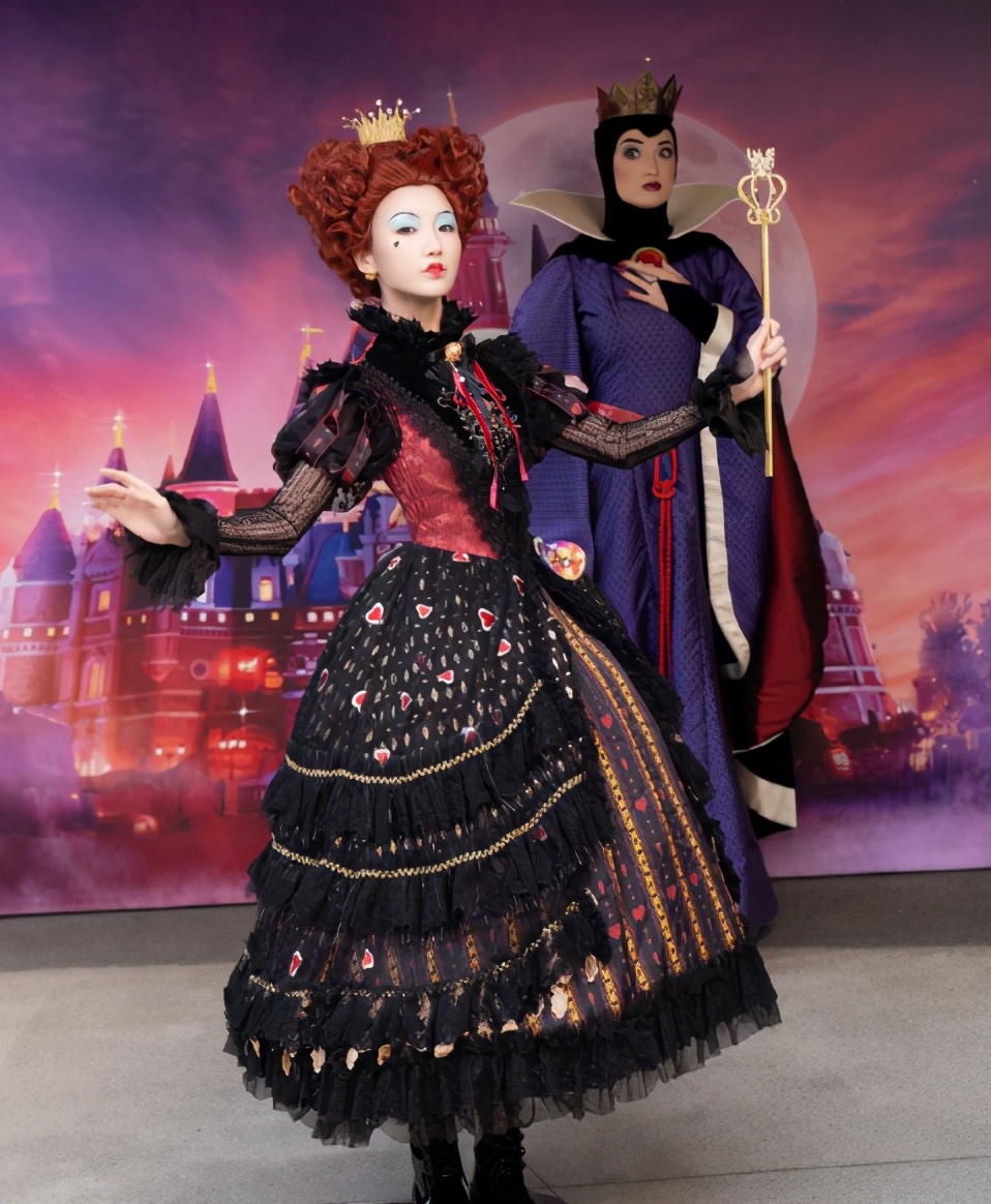 毛晓彤cosplay红桃皇后，仿佛从《爱丽丝》走出来