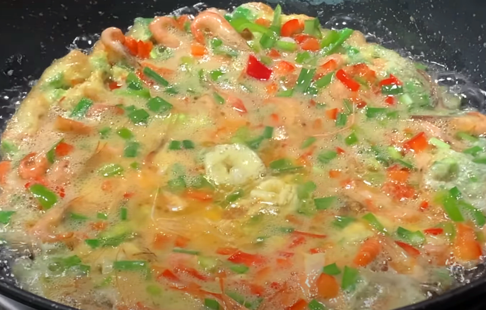 Two ways to eat a plate of river prawns, delicious and delicious.