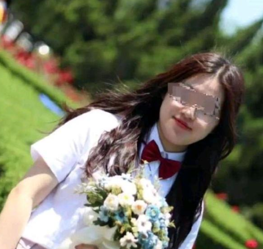 大连理工女生被教授开车撞身亡：现场摆满鲜花