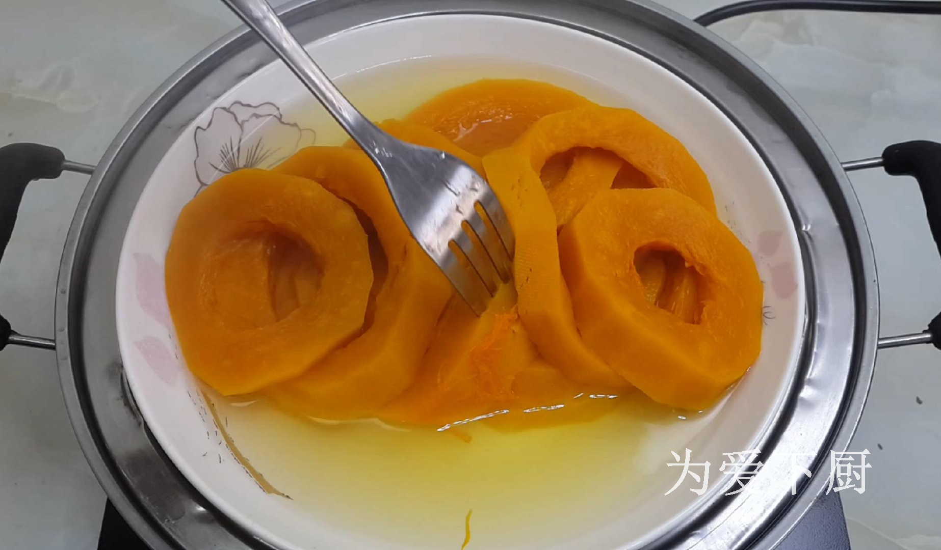 烙南瓜餅時，記住不要直接烙餅，大廚教你兩招，個個軟糯又香甜