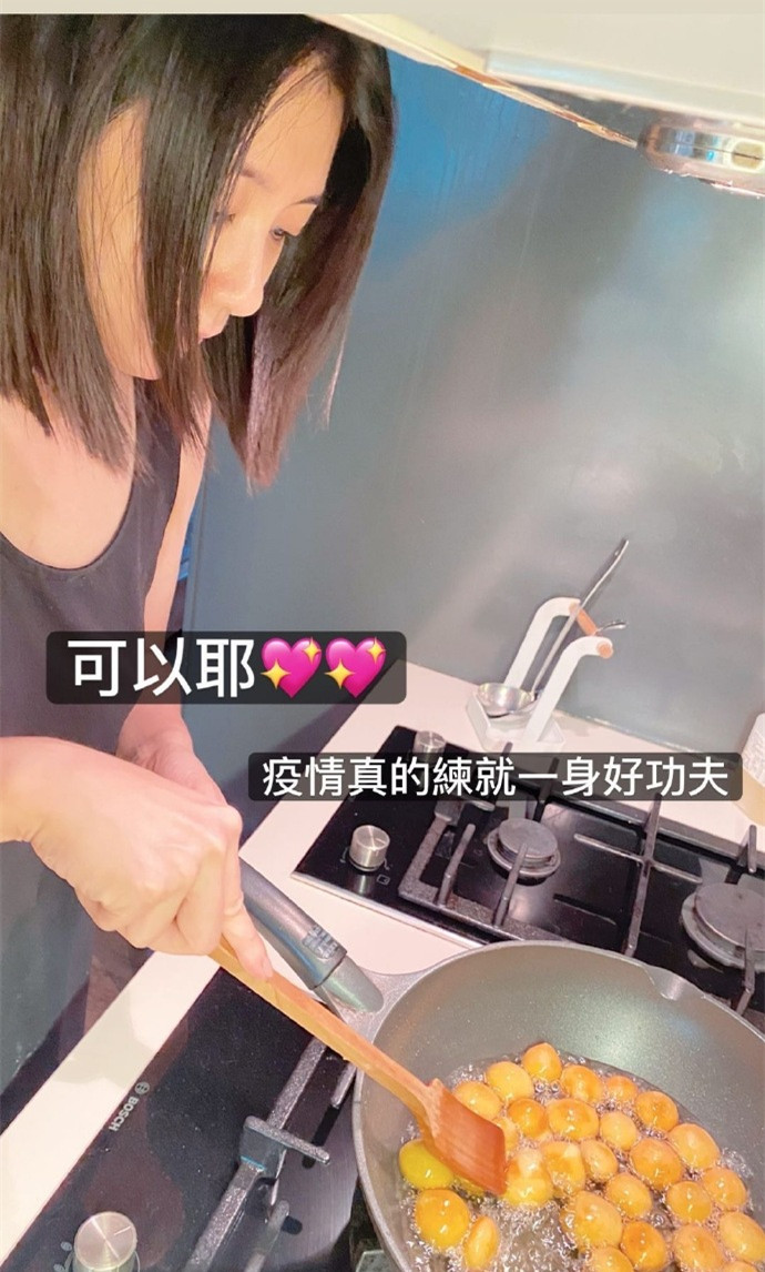 贾静雯下厨做地瓜球，被咘咘表扬：比外面的好吃