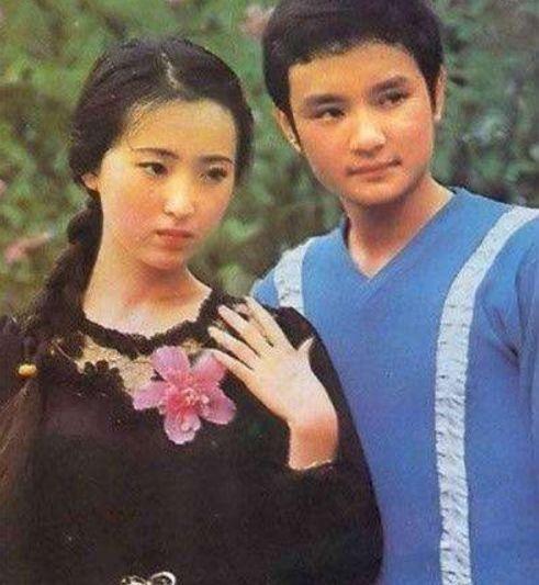 23岁爆红，娶18岁初恋，28岁儿子夭折，欧阳奋强如今怎样了？