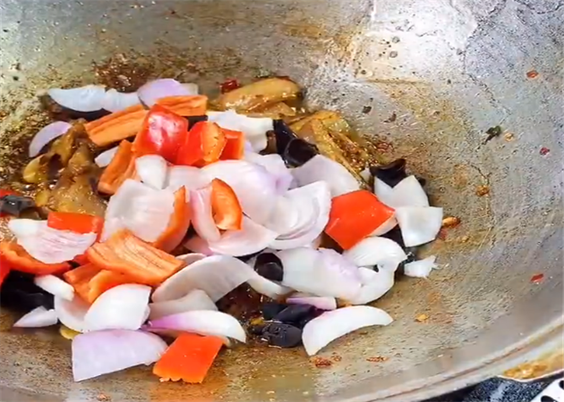 回锅肉一定要这样做，简单易学，在家就能吃到饭店的味道