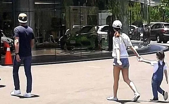 林心如霍建华女儿被赞“长相如偶像剧女主角”，家教严谨有礼貌