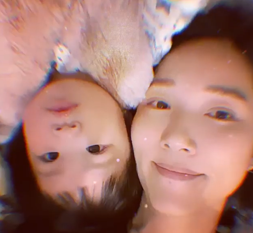 王祖蓝晒妻子童年照与女儿做对比，母女俩长相相似让人傻傻分不清