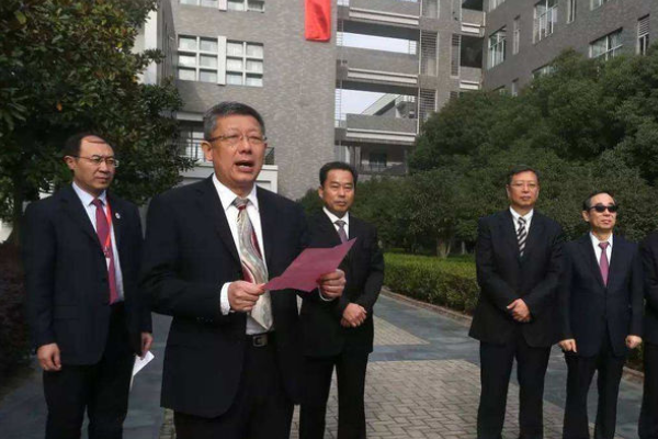80后女首富，医药公主，父亲给1100亿，母亲给1300亿