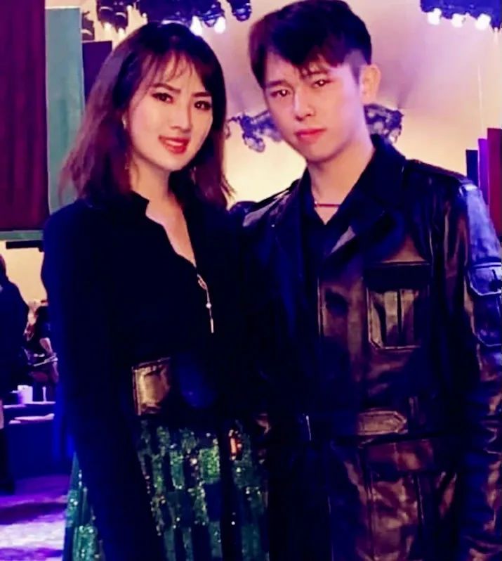 赌王小女儿和任正非小女儿，浓妆艳抹夜店蹦迪