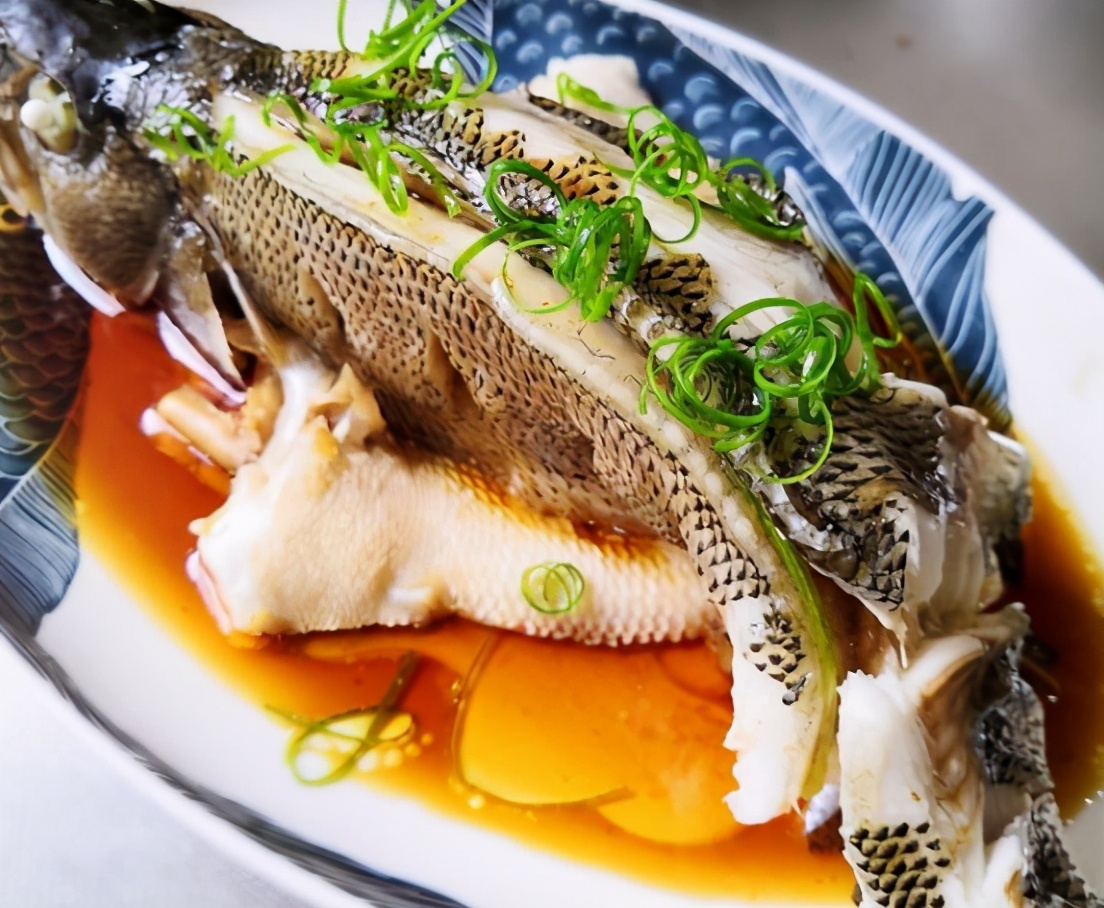 做清蒸鱸魚，牢記“4放2不放”，魚肉又鮮又嫩，沒有腥味，好吃