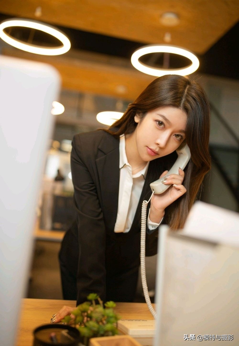 性感美女秘书制服迷人写真 尽显诱惑迷人,让人一眼难忘图片