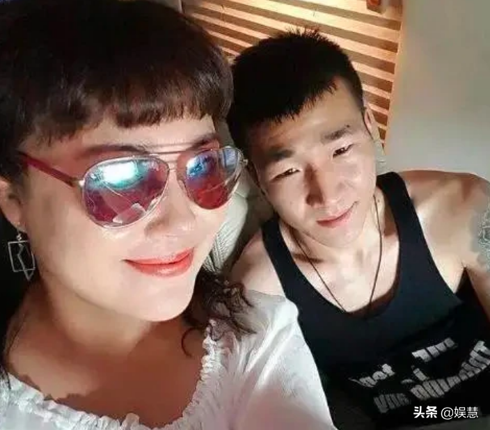 “诈骗”风波平息，演员李菁菁与90后丈夫出游，不像夫妻像母子