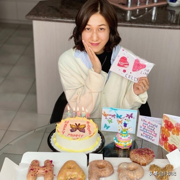 鍾嘉欣37歲生日開心收女兒禮物開直播一對子女亂入顯得很興奮