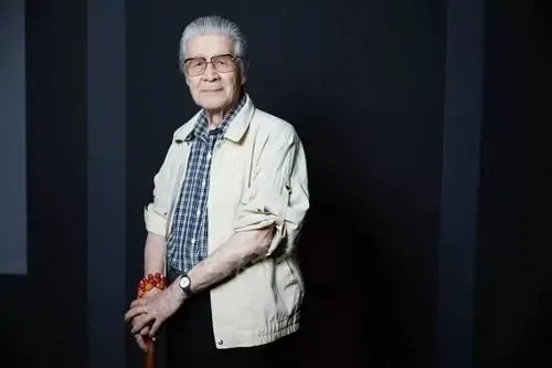 白天演员、晚上间谍,隐姓埋名75年,他终于上热搜了