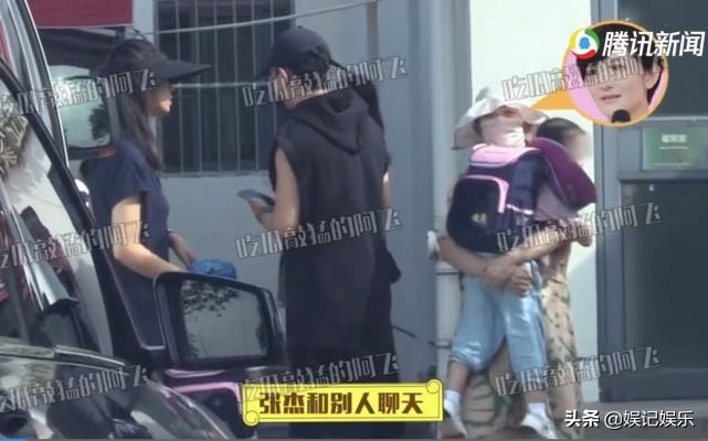 张杰谢娜接娃放学，3岁女儿首露脸，皮肤白皙，模样清秀像爸爸