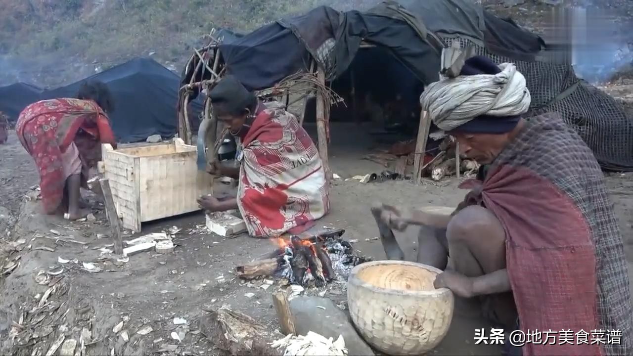 尼泊尔山区穷人的生活，每天吃野菜配米饭，天冷躺在毯子下吃饭
