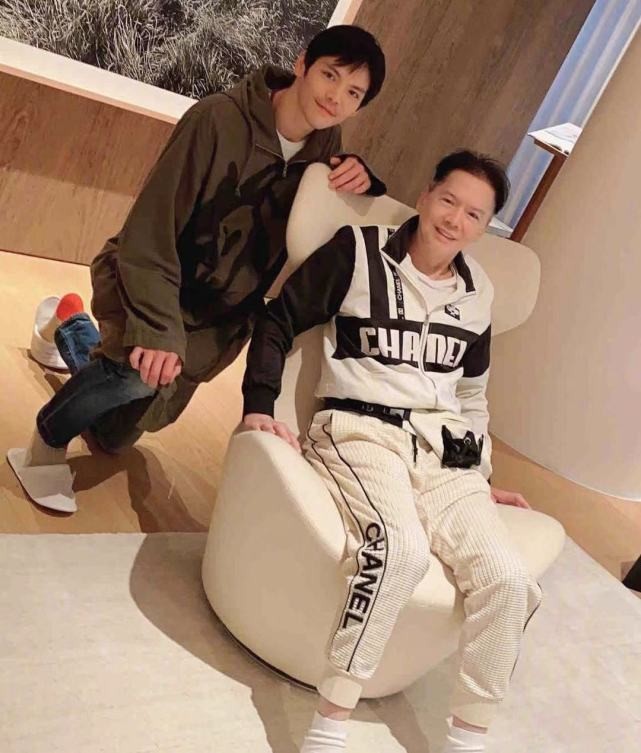 向佐父亲节因工作疫情和女儿分隔两地，向太申请开私人飞机接送