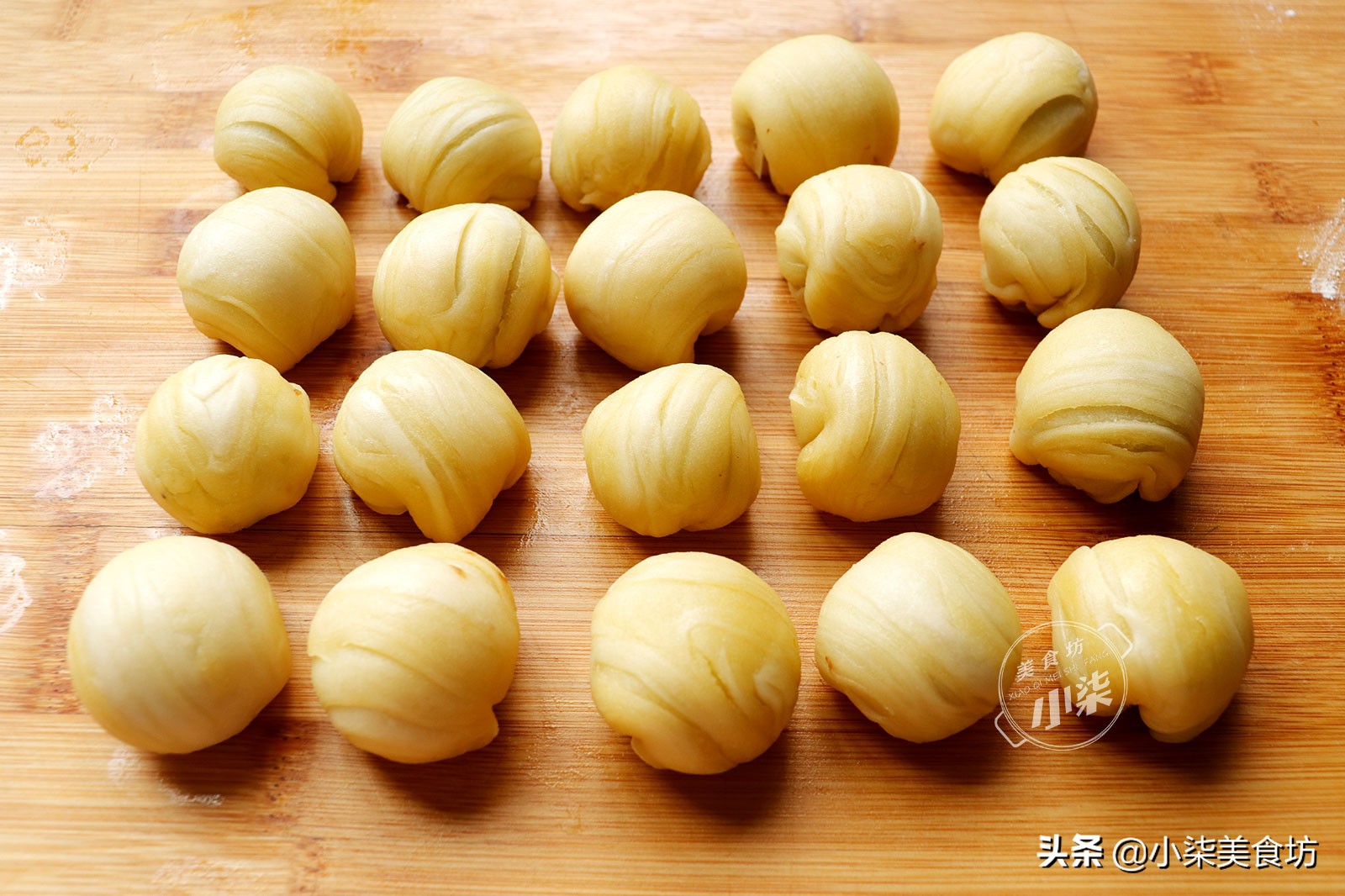 一口酥，做法简单无难度，外酥里软一口一个，越吃越香，太解馋了