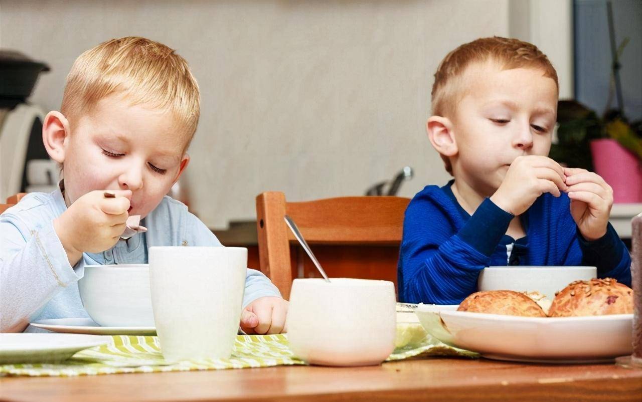 飲食能助力孩子大腦，大腦發育快速期常吃四類食物，有助提高智力