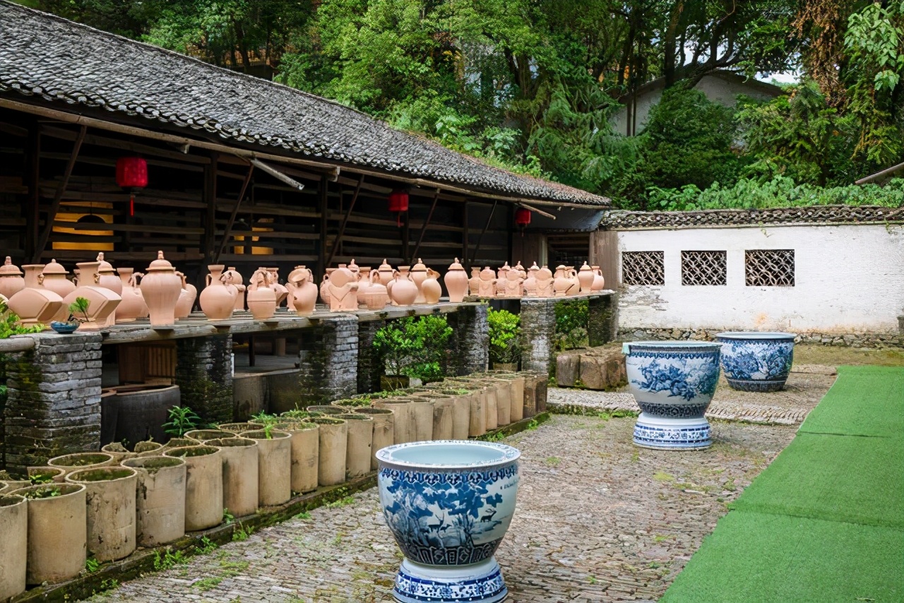从陶土变为精美瓷器，在古窑民俗博览区有世界最古老的制瓷生产线