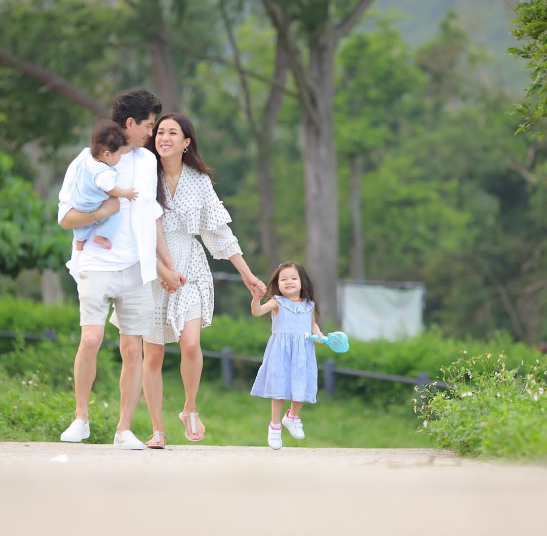 鍾嘉欣曬全家福，與大13歲丈夫幸福依偎，一雙兒女像極了龍鳳胎