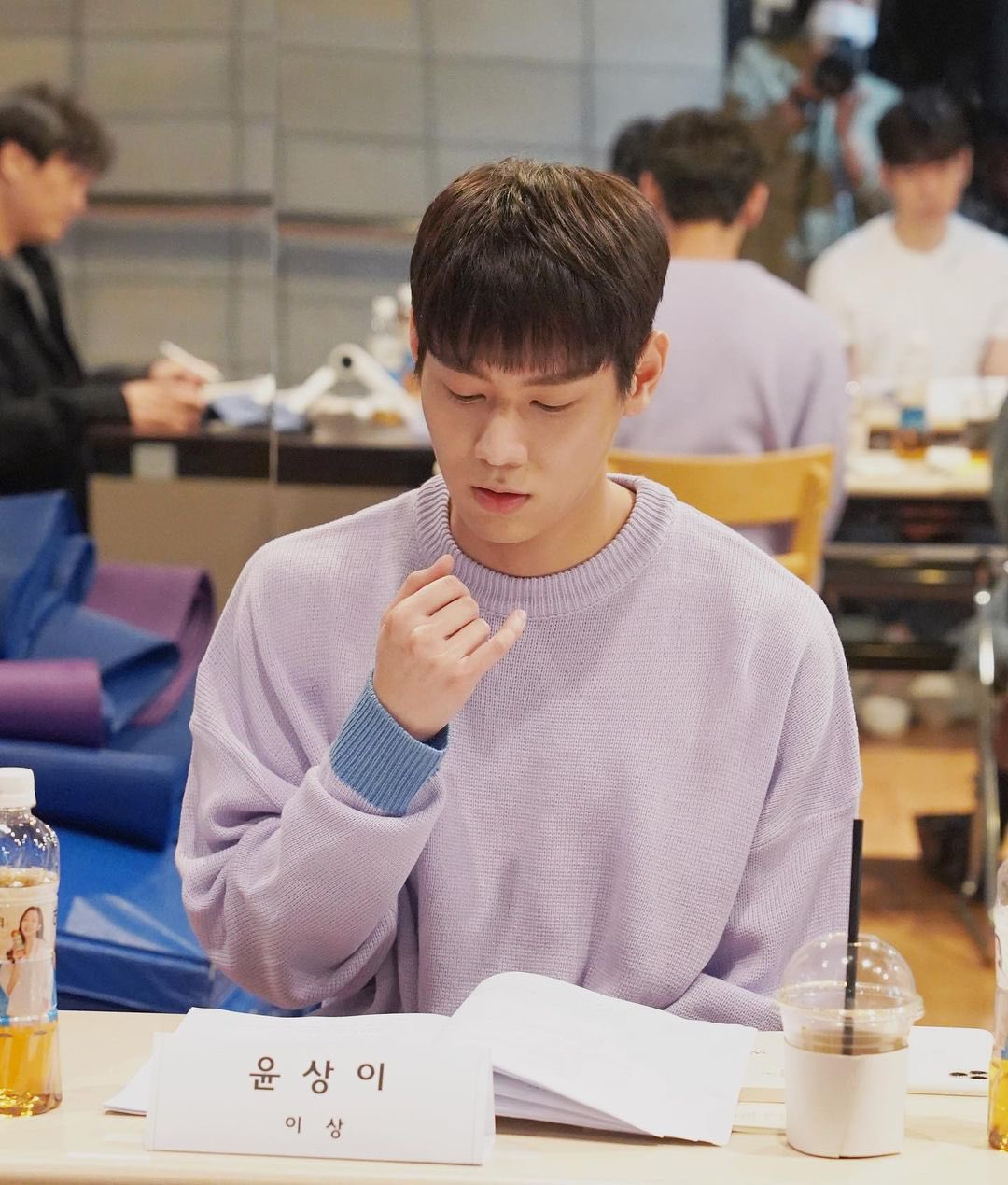 李想说:"虽然刚开始很紧张,但是电视剧中尹尚义遇到了仁秀,就像变化一