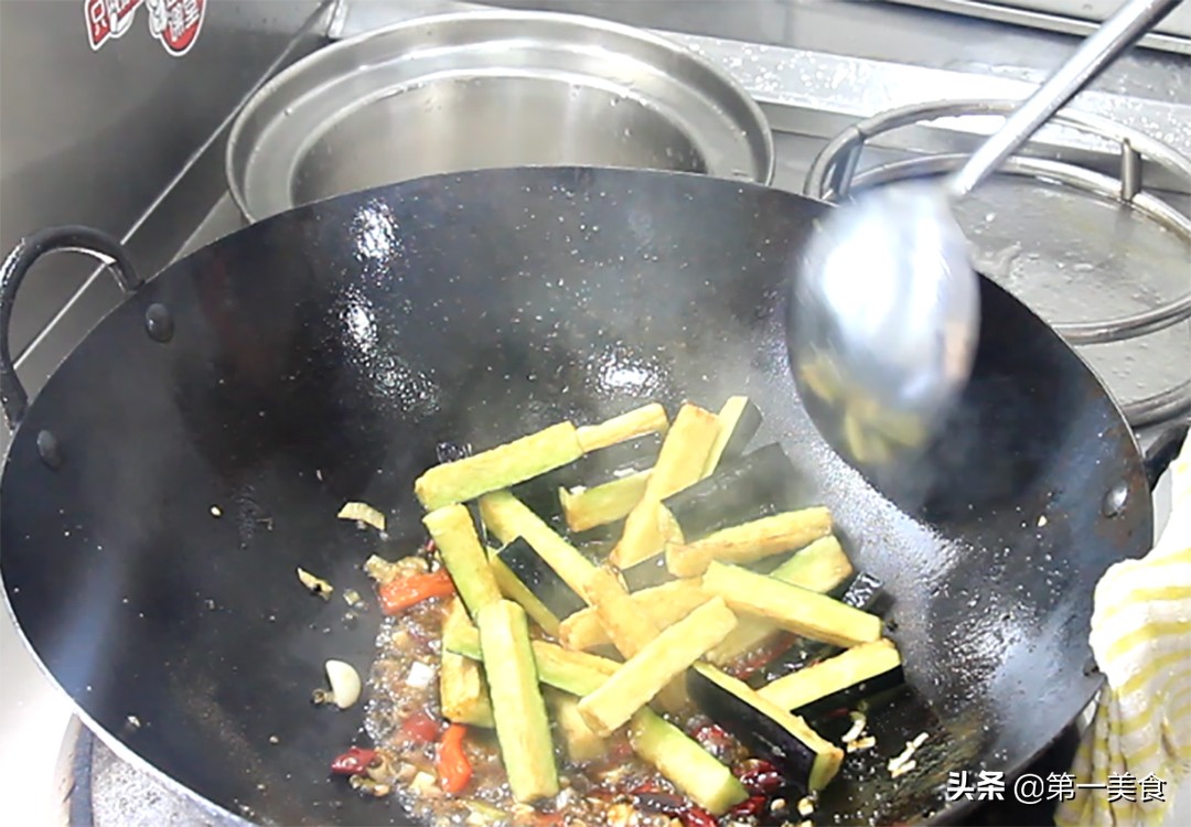 图片[7]-厨师长分享风味茄子的家常做法 只用一种调料 茄子酥脆又入味-起舞食谱网