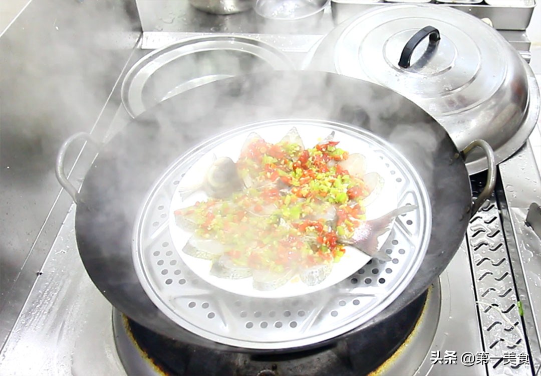 图片[11]-厨师长分享剁椒武昌鱼的做法口感细腻 香辣美味 又是一道待客菜-起舞食谱网