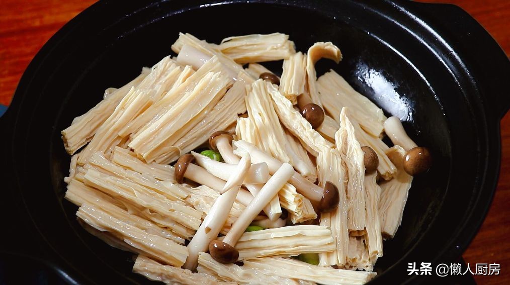 做饭怕麻烦？教你三鲜腐竹的懒人做法，吃起来清爽，没有油腻感