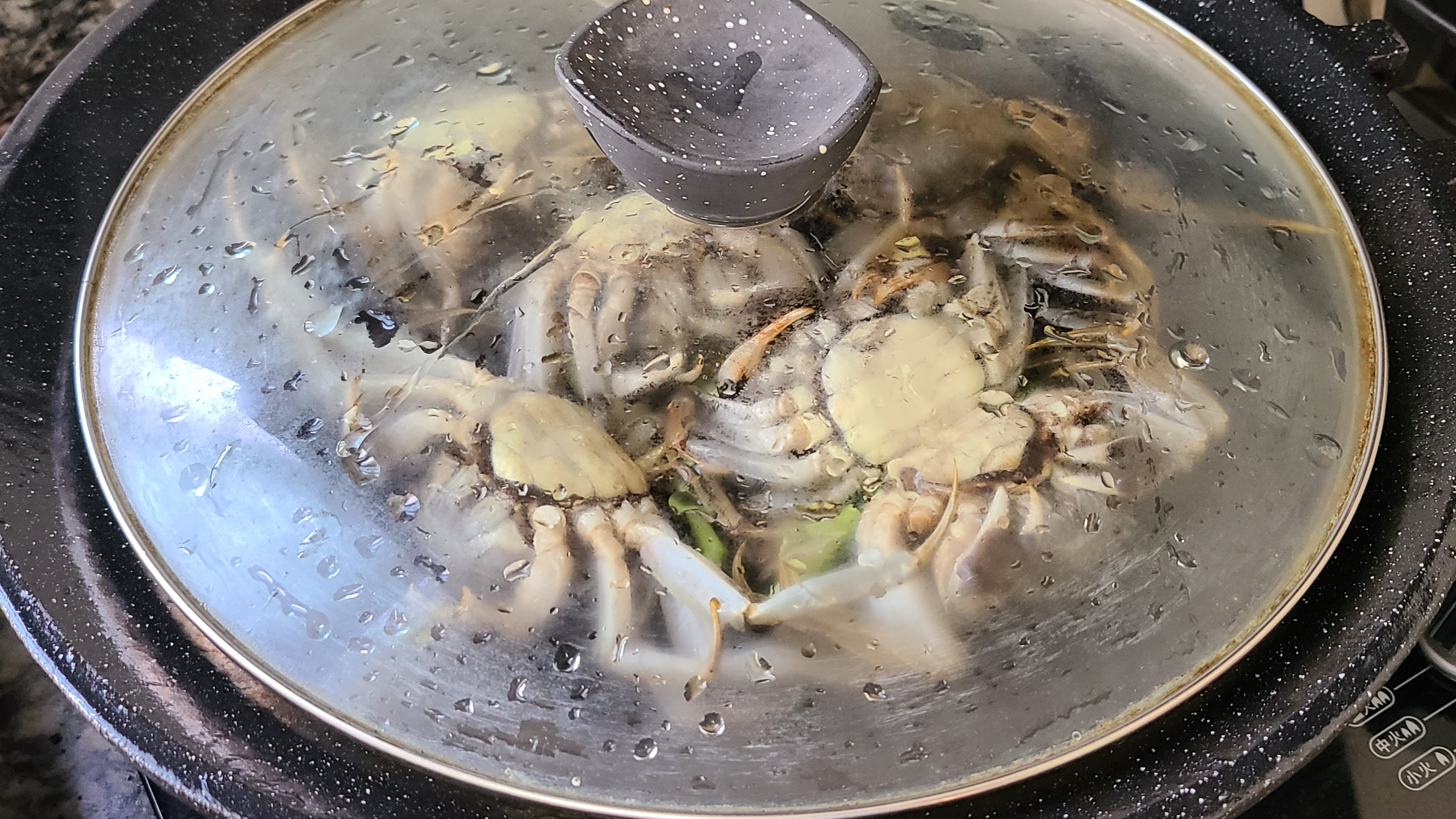 廣東焗螃蟹的做法，簡單好吃香味濃，滿滿的蟹黃看著就饞