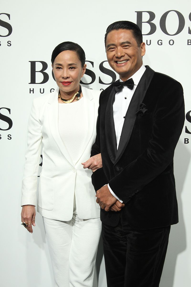 发哥老婆穿衣好高级，白色“西装”配贴头皮盘