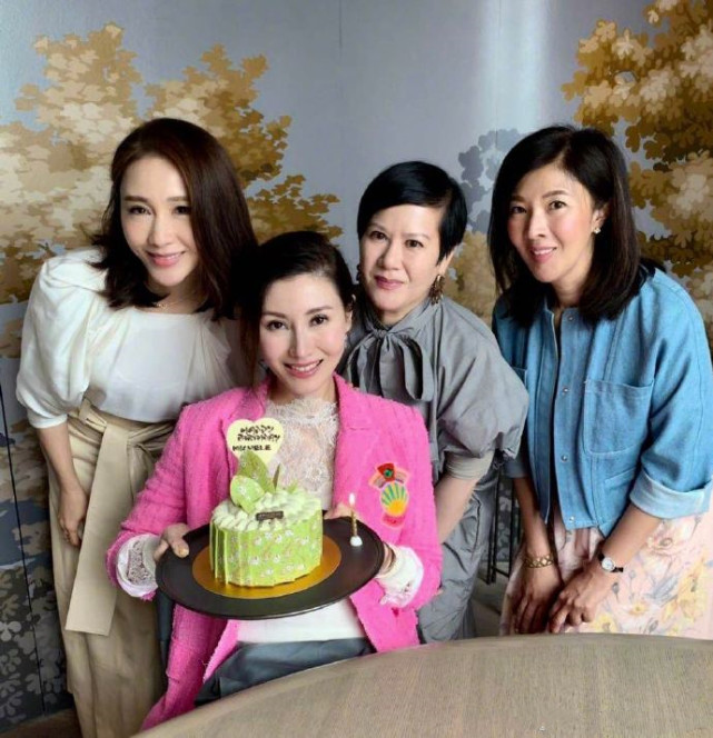 歲月不敗美人！ 黎姿李嘉欣共享下午茶，閨蜜倆凍齡狀態羨煞旁人