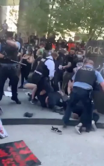 美国白警“扼死”黑人大骚乱：霉霉发文喊话特朗普，获超百万点赞