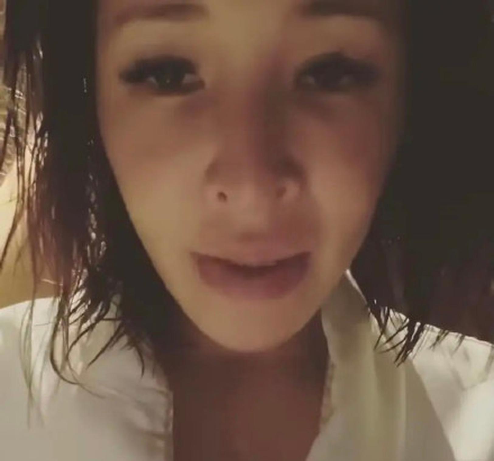 萧亚轩发奇怪视频后秒删，头发蓬乱抽泣不断，像是喝醉了酒