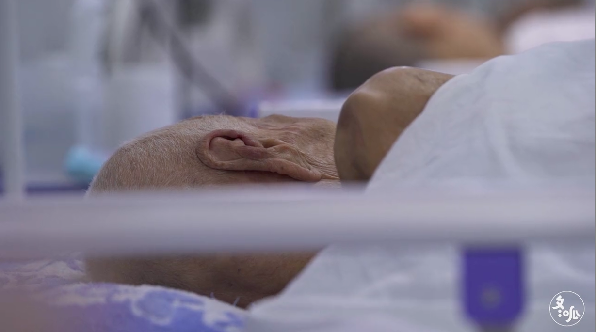 为了让这些中国人多活10年，医生卖光家产，1分钱没挣还倒贴500万