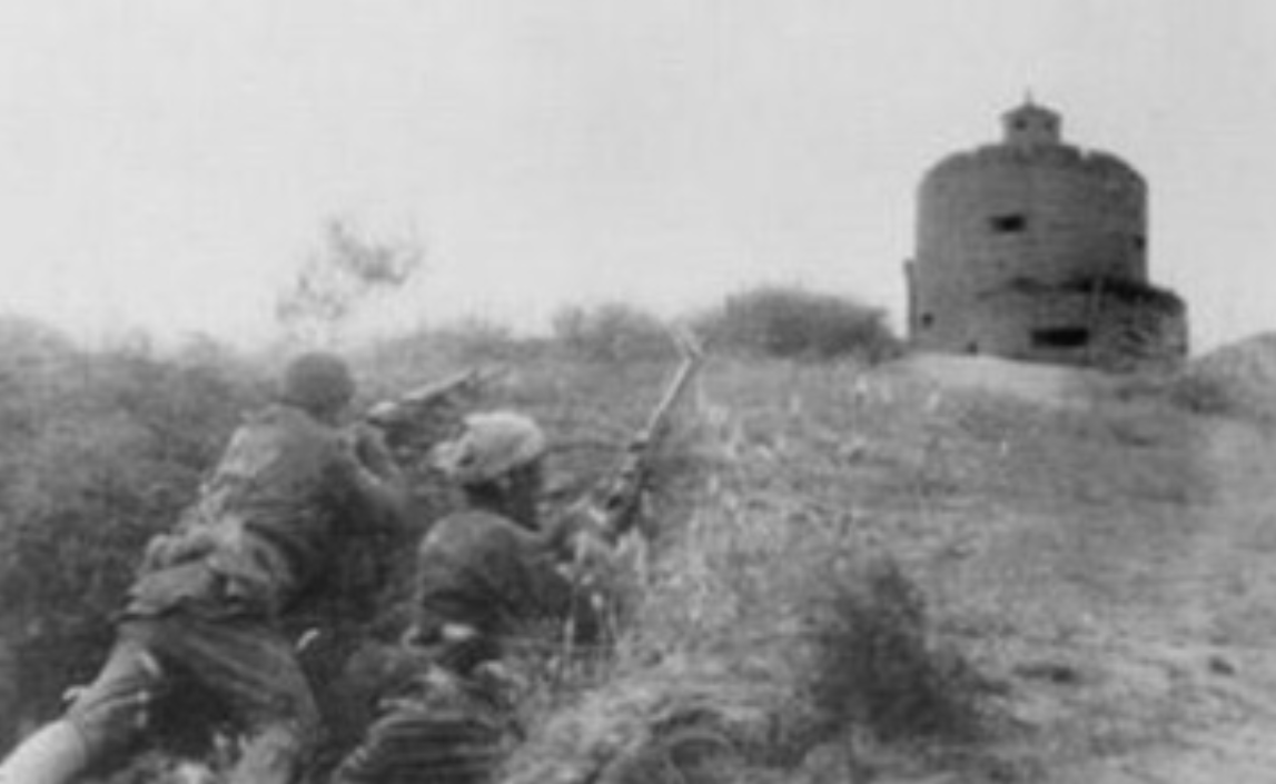 日军藏在炮楼里，八路军久攻不下，一老农路过