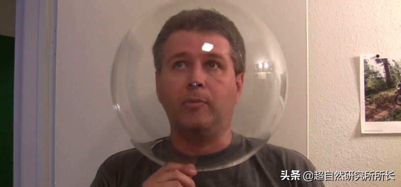 一位法國老人的外星之旅，帶回了一切未解之謎的終極答案