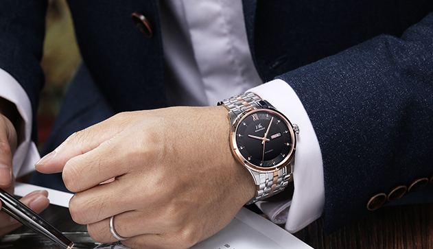 吴奇隆身穿西装佩戴腕表，现代版的十四爷，成熟帅气