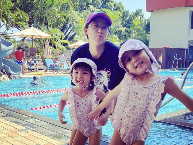修杰楷带仨女儿玩，父女四人游泳，搞怪自拍，贾静雯忙因工作缺席